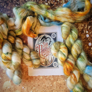 Coloris Hobbiton de la collection Le Seigneur des Echeveaux. plusieurs couleurs se confondent sur cet écheveau en Lace Mohair et soie, avec des notes printanières et florales rappelant les colines verdoyantes de la Comtée