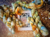 Coloris Hobbiton de la collection Le Seigneur des Echeveaux. plusieurs couleurs se confondent sur cet écheveau en Lace Mohair et soie, avec des notes printanières et florales rappelant les colines verdoyantes de la Comtée