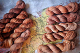 Coloris Kazad Dum, marron glacé avec tonalités orangées inspirée de Kazad Dum et la Moria. Le coloris fait partie de la collection Le Seigneur des Echeveaux.