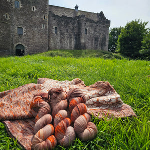 Coloris Leoch inspiré de Castle Leoch. Le coloris aux tonalités roux renard et marron glacé est pris en face du chateau de Doune en Ecosse avec un pull Apline Bloom tricoté avec ce coloris