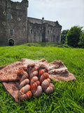 Coloris Leoch inspiré de Castle Leoch. Le coloris aux tonalités roux renard et marron glacé est pris en face du chateau de Doune en Ecosse avec un pull Apline Bloom tricoté avec ce coloris