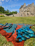 coloris Lallybroch photo des écheveaux Lallybroch prise devant le chateau de Midhope castle en ecosse. Coloris inspiré de la série Outlander